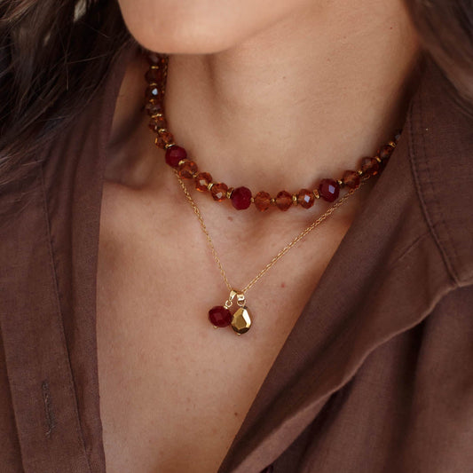 Colar Dupla Cristais Transparentes em Marrom e Cristais Vermelhos, Corrente com Cristal Vermelho e Dourado