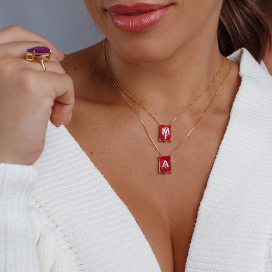 Colar Pedra Rosa com Inicial Dourado