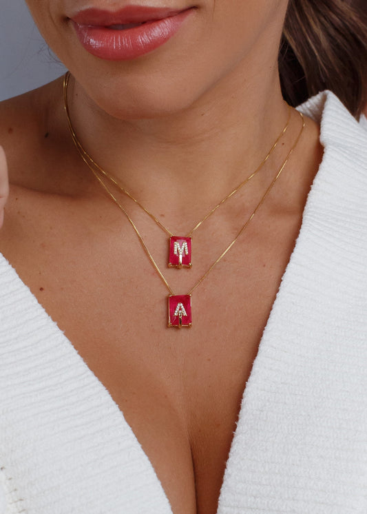 Colar Pedra Rosa com Inicial Dourado