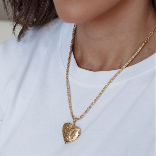 Colar Cordão Baiano com Fio Colorido e Pingente Relicário Coração Dourado