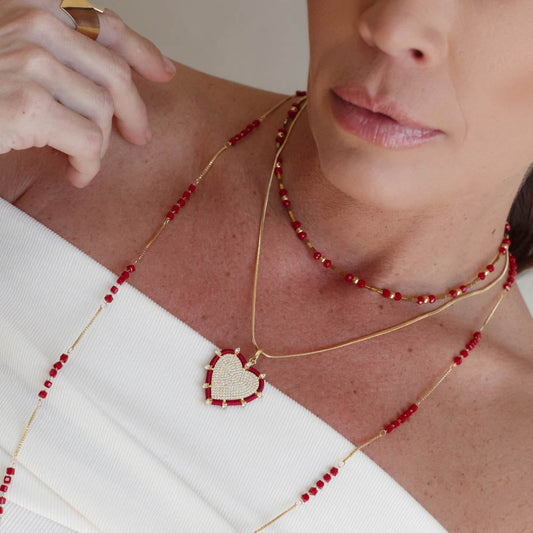 Colar Corrente Diamantada com Pingente Coração Cravejado e Entorno Trançado Vermelho Dourado