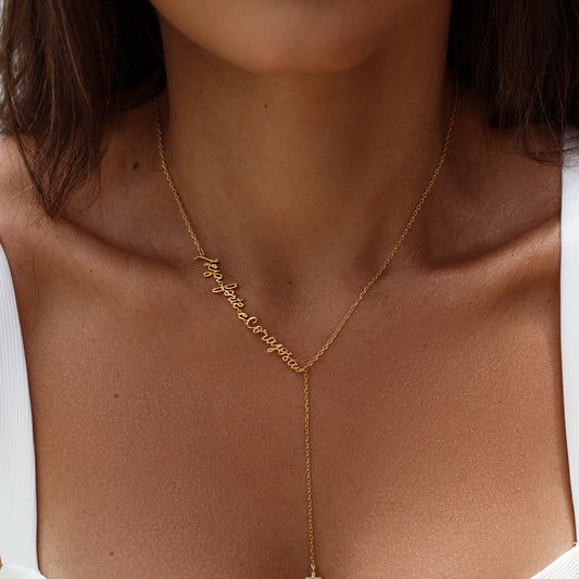 Colar Gravatinha Seja Forte e Corajosa Dourado