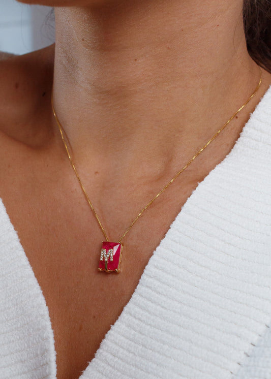 Colar Pedra Rosa com Inicial Dourado