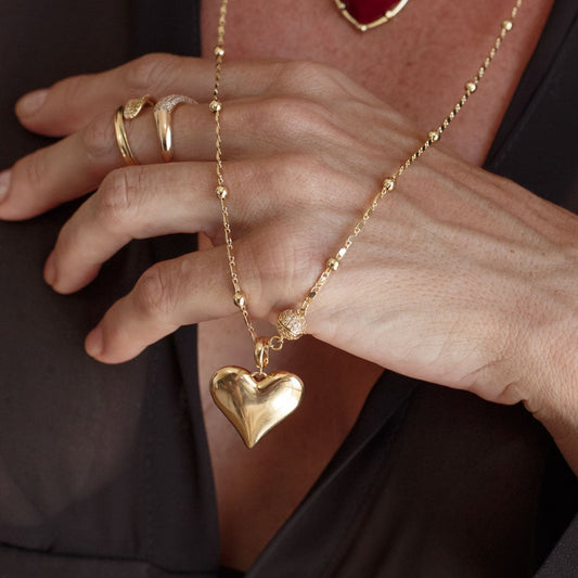 Colar Longo Corrente Lisa e Esferas com Pingente de Coração Dourado