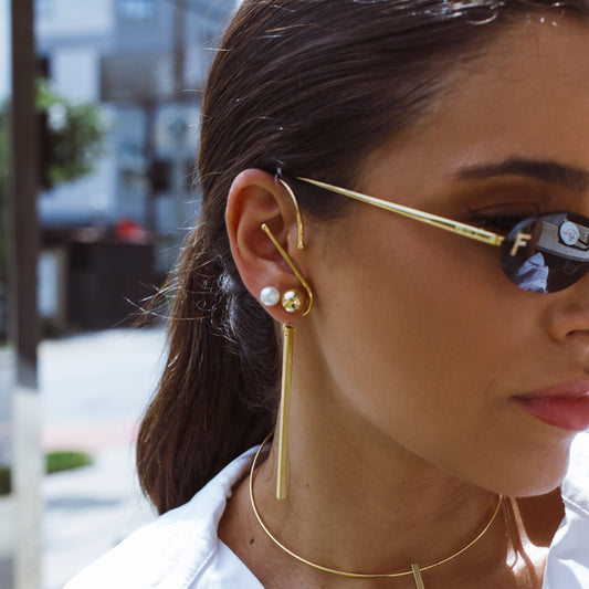 Brinco Dupla Pérola e Esfera com Cano Dourado