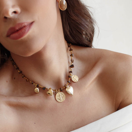 Colar Hematita e Cascalhos Olho de Tigre com Pingentes Medalhas e Coração Relicário Dourado