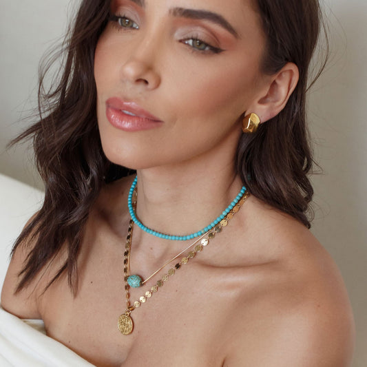 Colar Trio Choker Turquesa, Medalhinhas com Medalha Maior e Corrente Lisa com Pedra Alongada Turquesa Dourado
