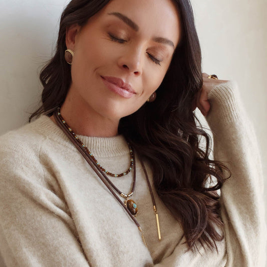 Colar Cordão Marrom com Pingente Oval Pedra e Gota Turquesa Dourado