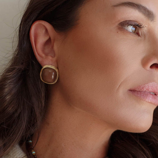 Brinco Entorno Alto com Pedra Marrom Centro Dourado