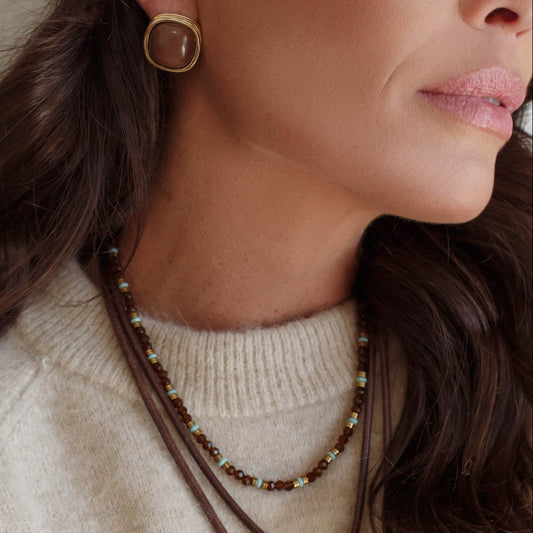 Colar Cristais Marrom com Discos Turquesa Dourado