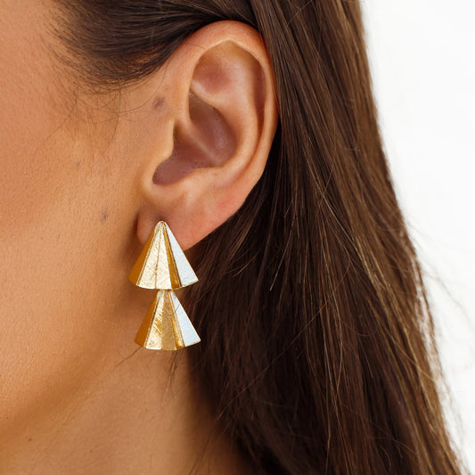 Brinco Triangular Camadas Dourado