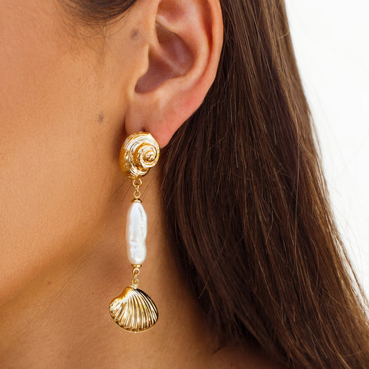 Brinco Conchas com Pérola Dourado