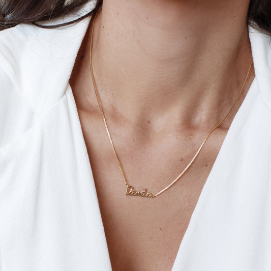 Colar Escrita Dinda Dourado