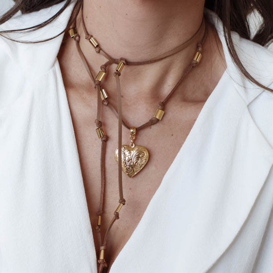 Colar Cordão Marrom com Canutilhos e Pingente Relicário Coração Dourado
