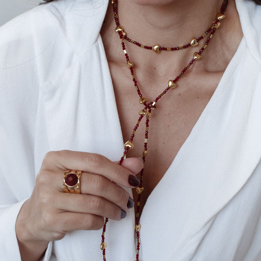 Colar Cordão Cristais Vermelhos e Corações Dourado