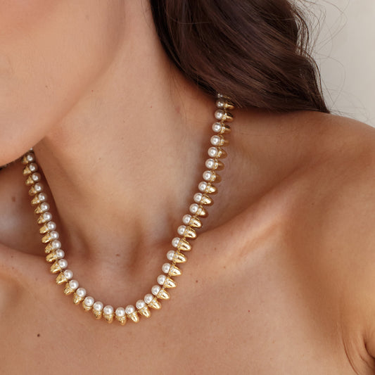 Colar Cápsula com Pérolas Dourado Secreto