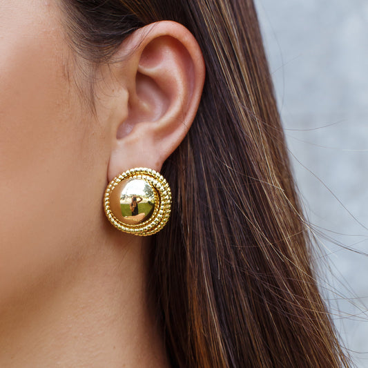 Brinco Esfera Lisa com Detalhe Entorno Dourado