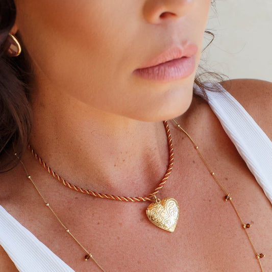 Colar Cordão Baiano com Fio Colorido e Pingente Relicário Coração Dourado