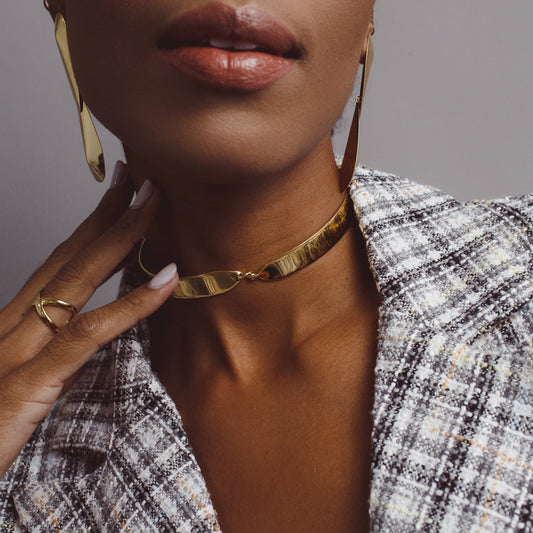 Colar Choker Aro Liso Detalhe Torcido Dourado