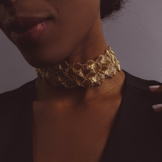 Colar Choker Bordado Dourado