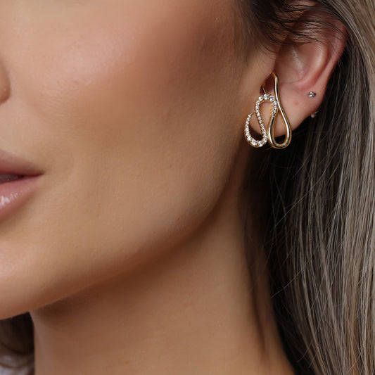 Brinco Ear Hook Onda Lisa e Cravejada Dourado