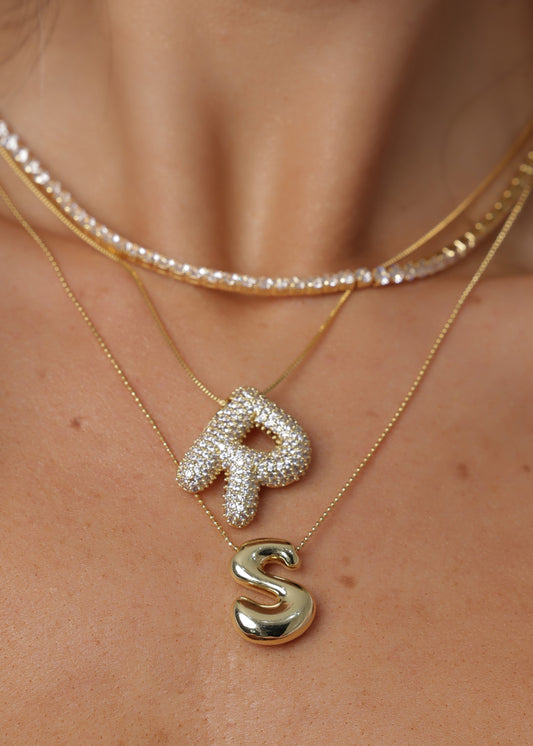 Colar Letra Bubble Cravejado Dourado