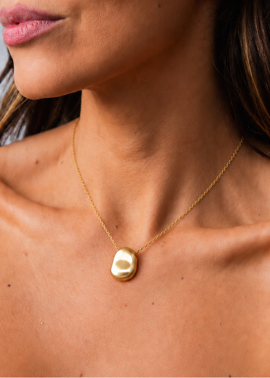 Colar Dourado com Pingente Oval Liso