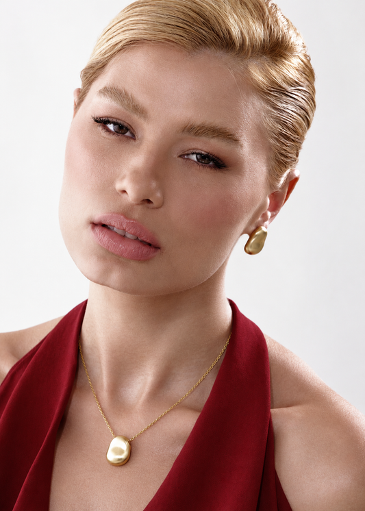 Colar Dourado com Pingente Acetinado