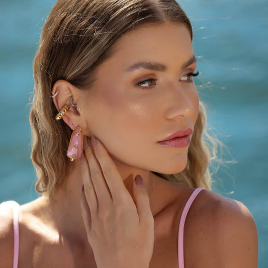 Brinco Argola Alongada com Resina e Cristais Dourado