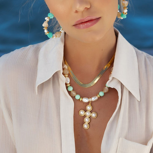 Colar Cordão Cristais Turquesa e Creme com Crucifixo Pérolas Dourado