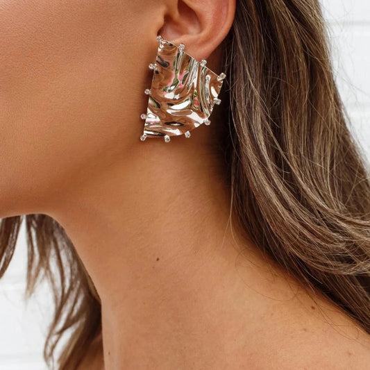 Brinco Triangular Martelado com Cravejado Prateado