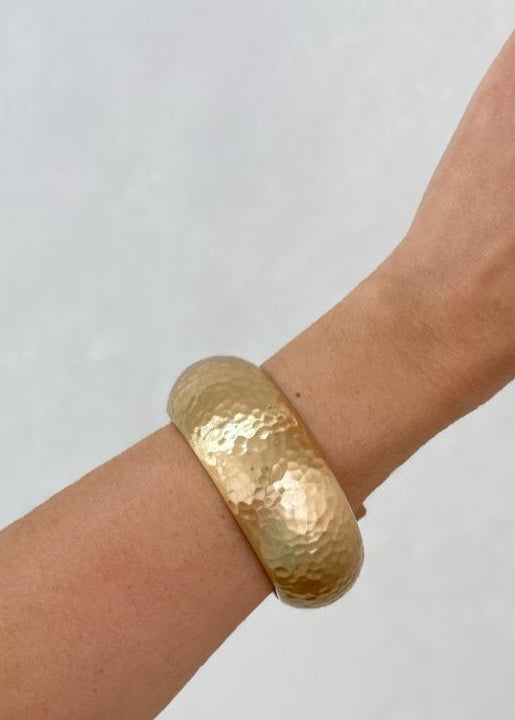 Bracelete Maxi Martelado Acetinado