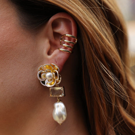 Brinco Flor Contorno Branco com Cristal e Pérola Dourado Nat Mosca