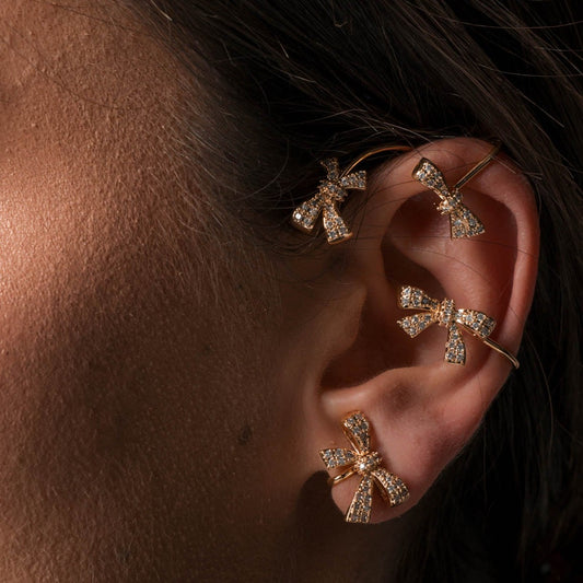 Brinco Envolvente Encaixe Laços Cravejados Dourado e Prateado
