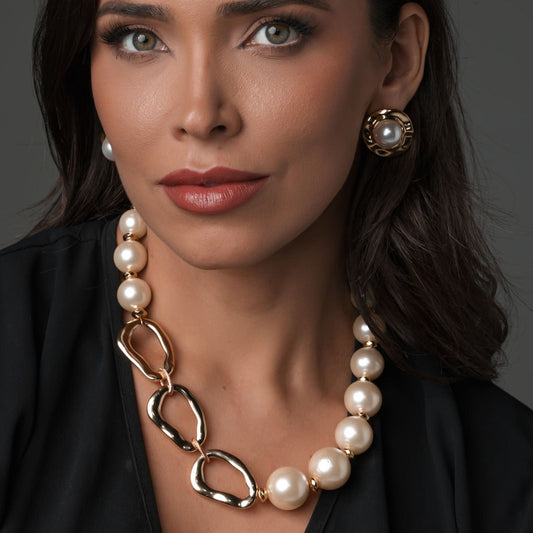 Colar Maxi Pérolas com Detalhes Orgânicos Dourado