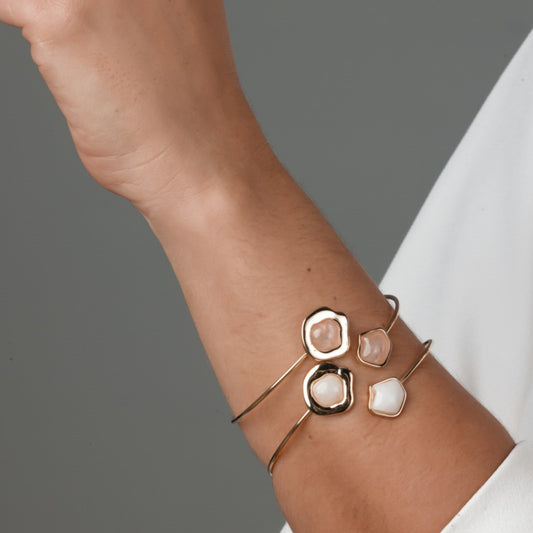 Pulseira Bracelete Envolvente Peça Orgânica com Pedra Natural Dourado