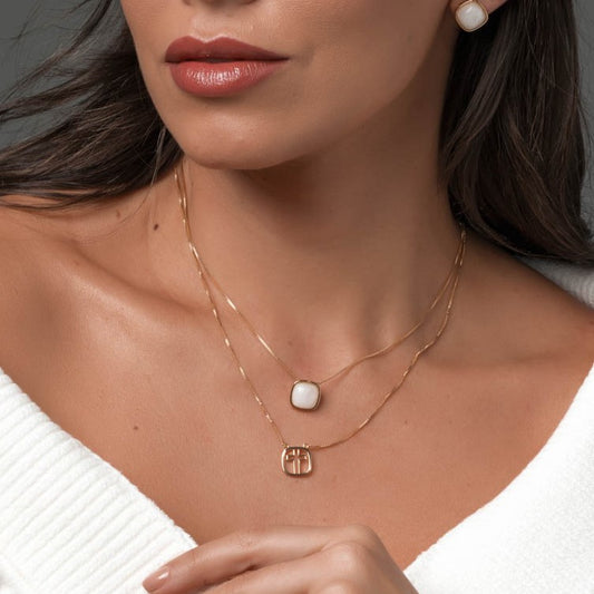 Colar Escapulário Lado Pedra Natural Lado Crucifixo Dourado