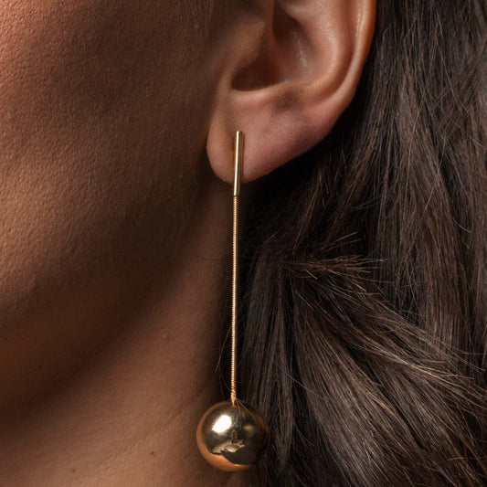 Brinco Corrente Pendurada com Esfera Dourado