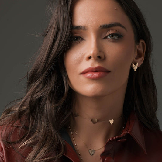 Brinco Coração Alongado Escovado Dourado