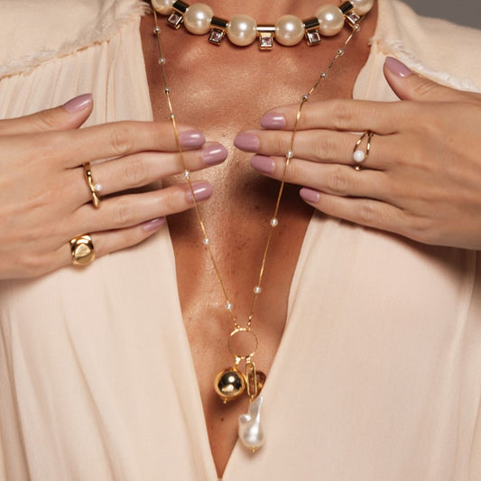 Colar Longo Fino Pérolas com Pingentes Dourado