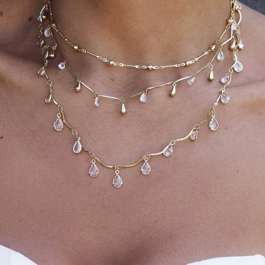 Colar com Pingentes de Gotas Cristais Ondas Dourado