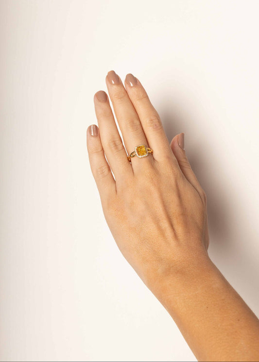 Anel Dourado com Pedra Amarela