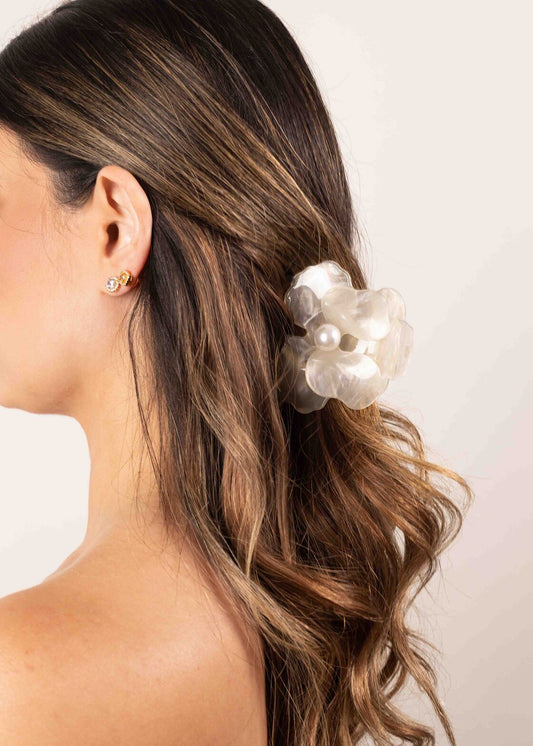 Piranha de Cabelo Média Branca Furta-Cor Resinada com Flor