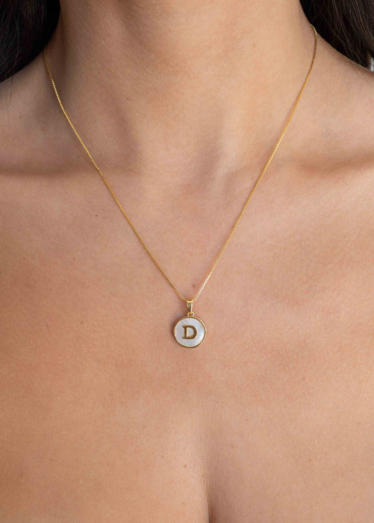 Colar Letra Dourado com Madrepérola