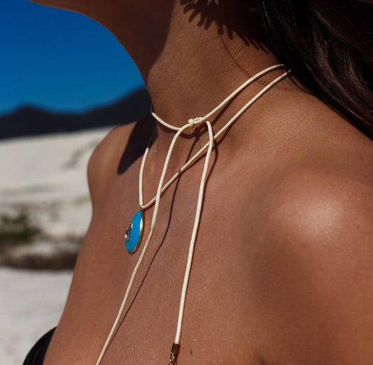 Colar Cordão com Pingente de Gota Turquesa com Detalhe de Cristal