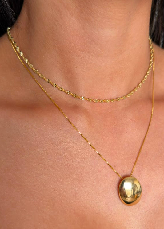 Conjunto de Colares Dourados com Pingente
