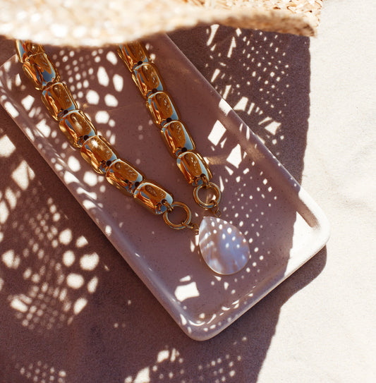 Colar Dourado com Pingente em Gota Branco