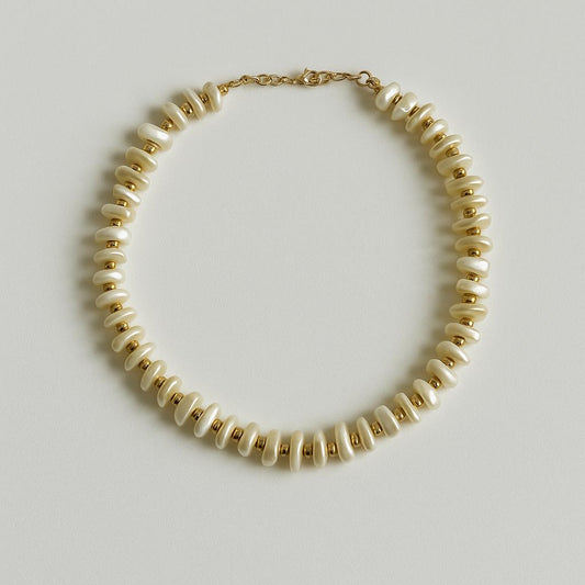 Colar de Pedra Natural Perolada com Detalhes Dourados