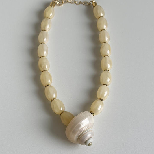 Colar com Pedras Naturais e Pingente de Concha Aspiral