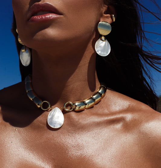 Colar Dourado com Pingente em Gota Branco